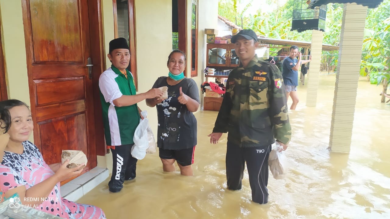 Peduli!  GP Ansor Blega Bakti Sosial Bantu Korban Banjir
