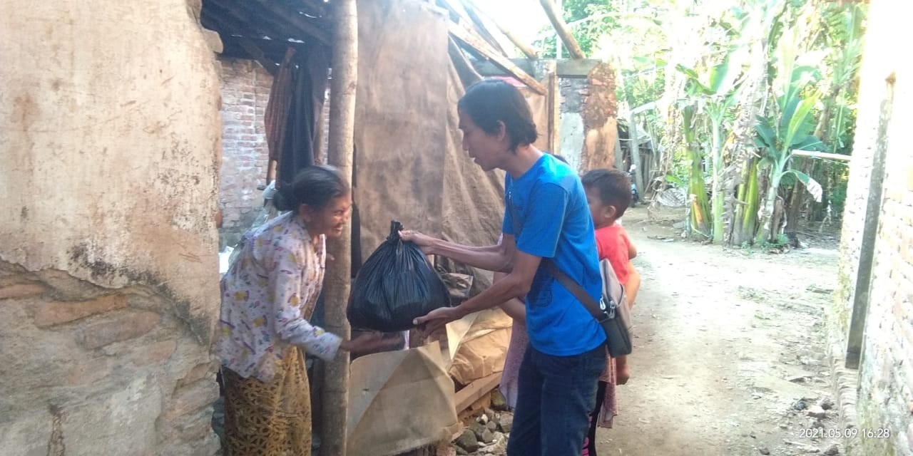 Pemuda Gampingan Bersatu Bagikan Santunan Untuk Lansia dan Dhuafa