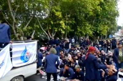 Ratusan Mahasiswa Universitas Trunojoyo Madura  Menggelar Tahlil Atas Kinerja Buruk Polres Bangkalan