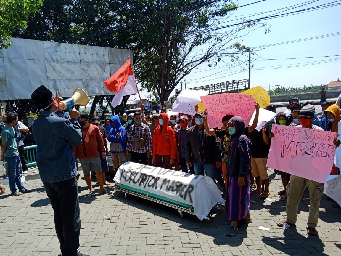 Dugaan Skandal Masker, Aktivis Aksi Demonstrasi di Depan Gedung DPRD di