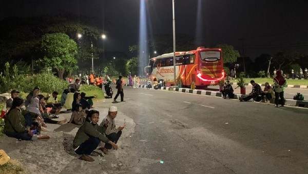 10 Bus Pemudik Terlantar di Pinggir Jalan Arah Suramadu